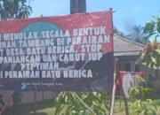 Disepanjang jalan Desa Beriga telah terpasang puluhan sepanduk yang membentang yang bertuliskan penolakan tambang timah di laut beriga.