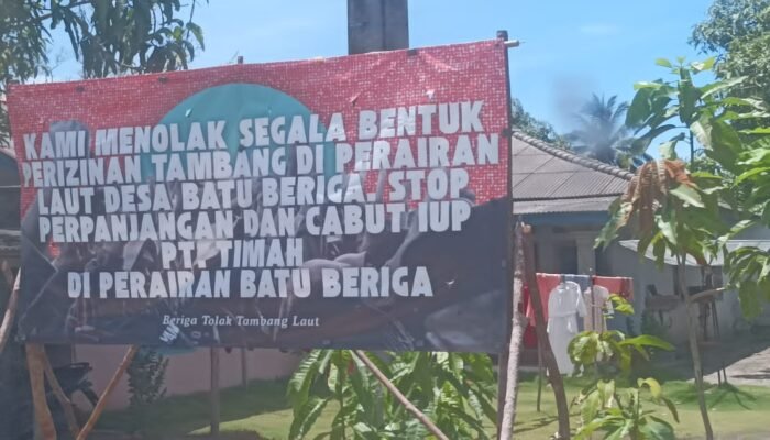 Disepanjang jalan Desa Beriga telah terpasang puluhan sepanduk yang membentang yang bertuliskan penolakan tambang timah di laut beriga.