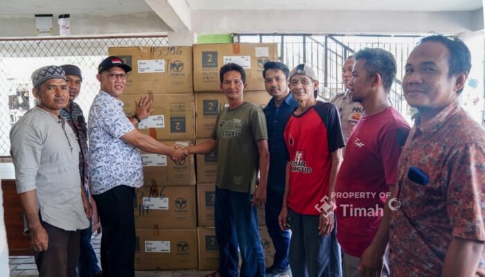 PT Timah Serahkan Mesin Tempel 9,8 PK untuk Kelompok Nelayan di Dusun Tanah Merah Bangka Tengah